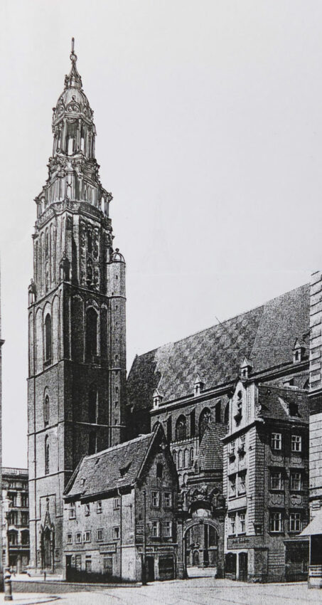 Breslau Elisabethkirche mit schlankem barockem in den oberen Geschossen durchbrochenem Turmhelm an Stelle des eher provisorisch wirkenden, wie er ausgeführt ist.