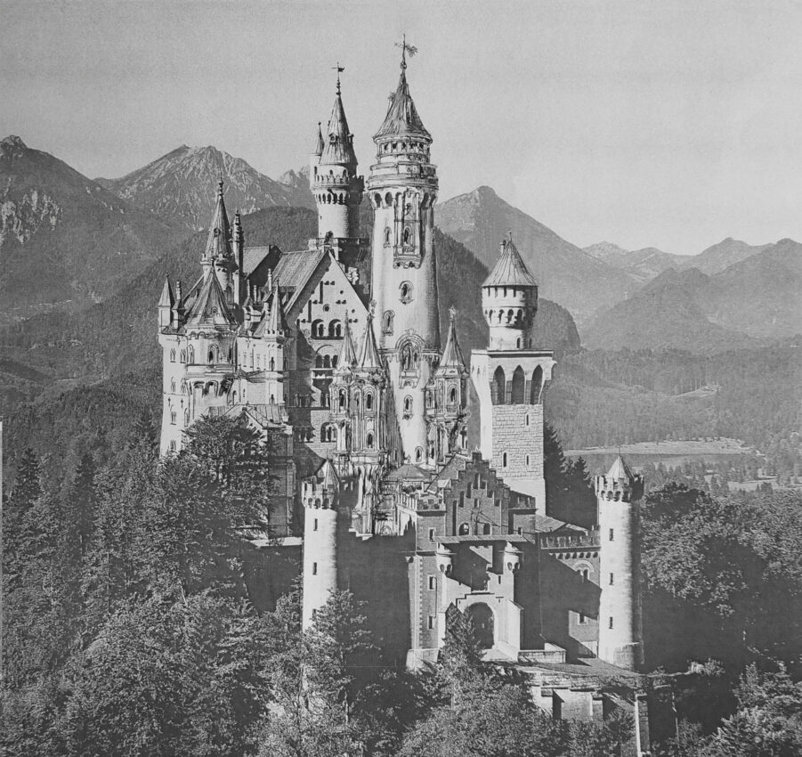 Schloss Neuschwanstein von Südosten mit mittelhohem Turm