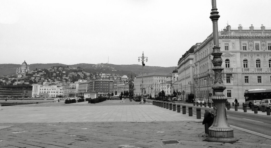 Triest. Die Nekropole auf einer Anhöhe gesehen aus von der Piazza Communale.