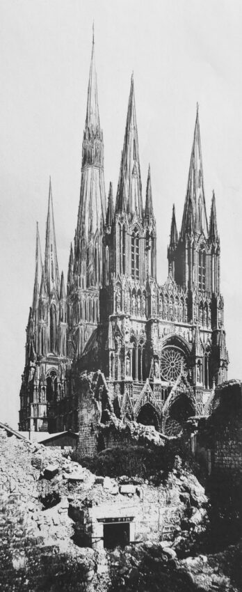Kathedrale von Reims mit vollständig ausgeführten Türmen, wie sie noch im 16. Jahrhundert geplant waren. Ansicht von Westen.