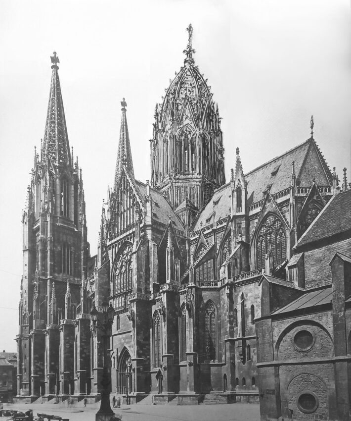 Regensburg Dom Perspektive mit Vierungslaterne von Südosten.