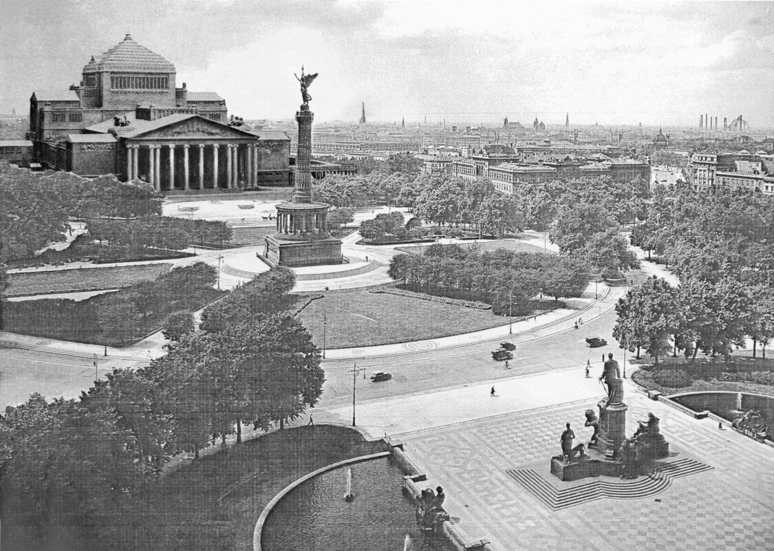 Ehemaliger Königsplatz mit der neuen Großen Oper nach Martin Dülfer. Sie ist in einer Achse gegenüber dem Reichstagsgebäude angeordnet.