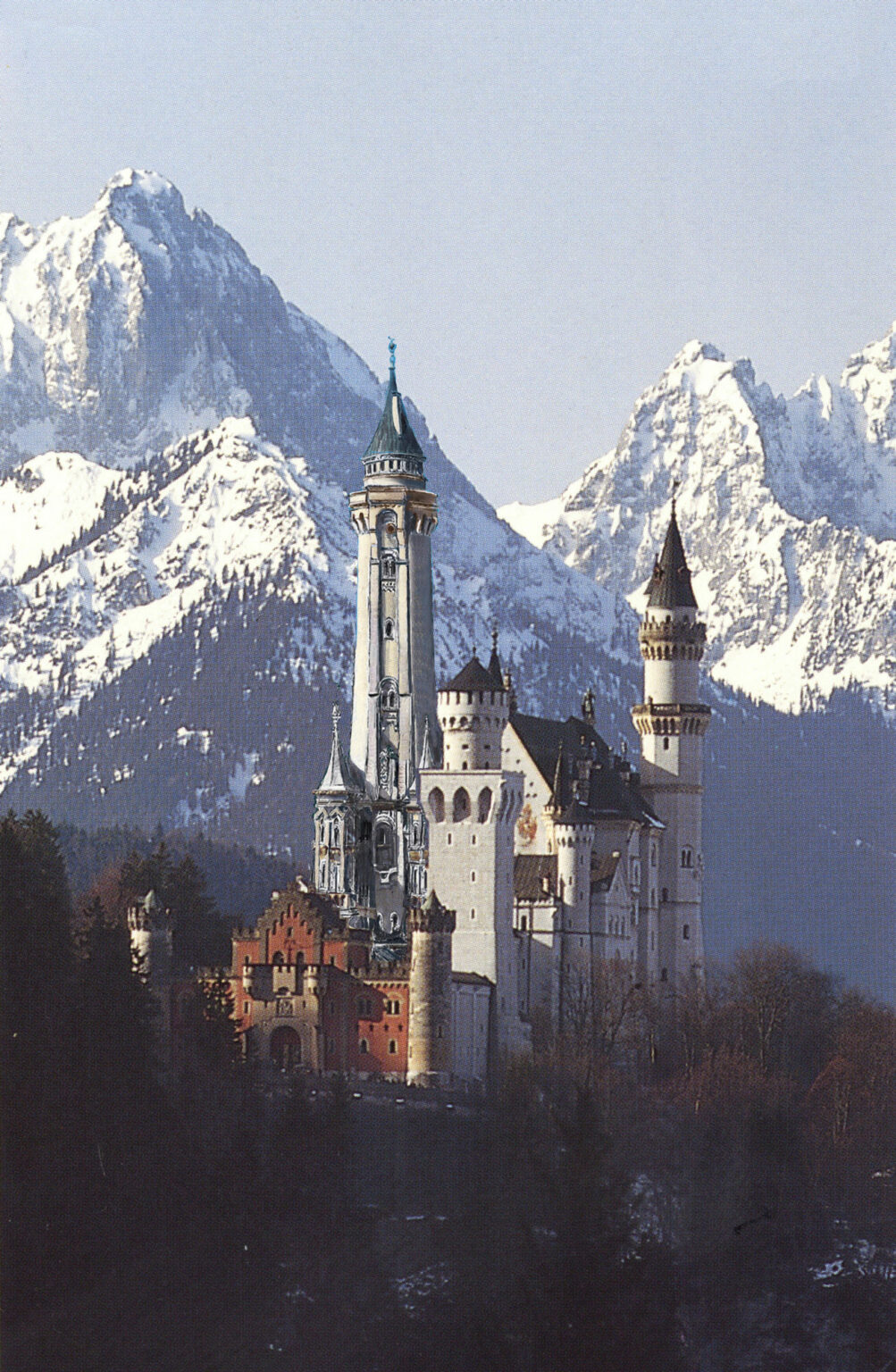 Neuschwanstein. Ansicht von Osten mit Schwangauer Alpen