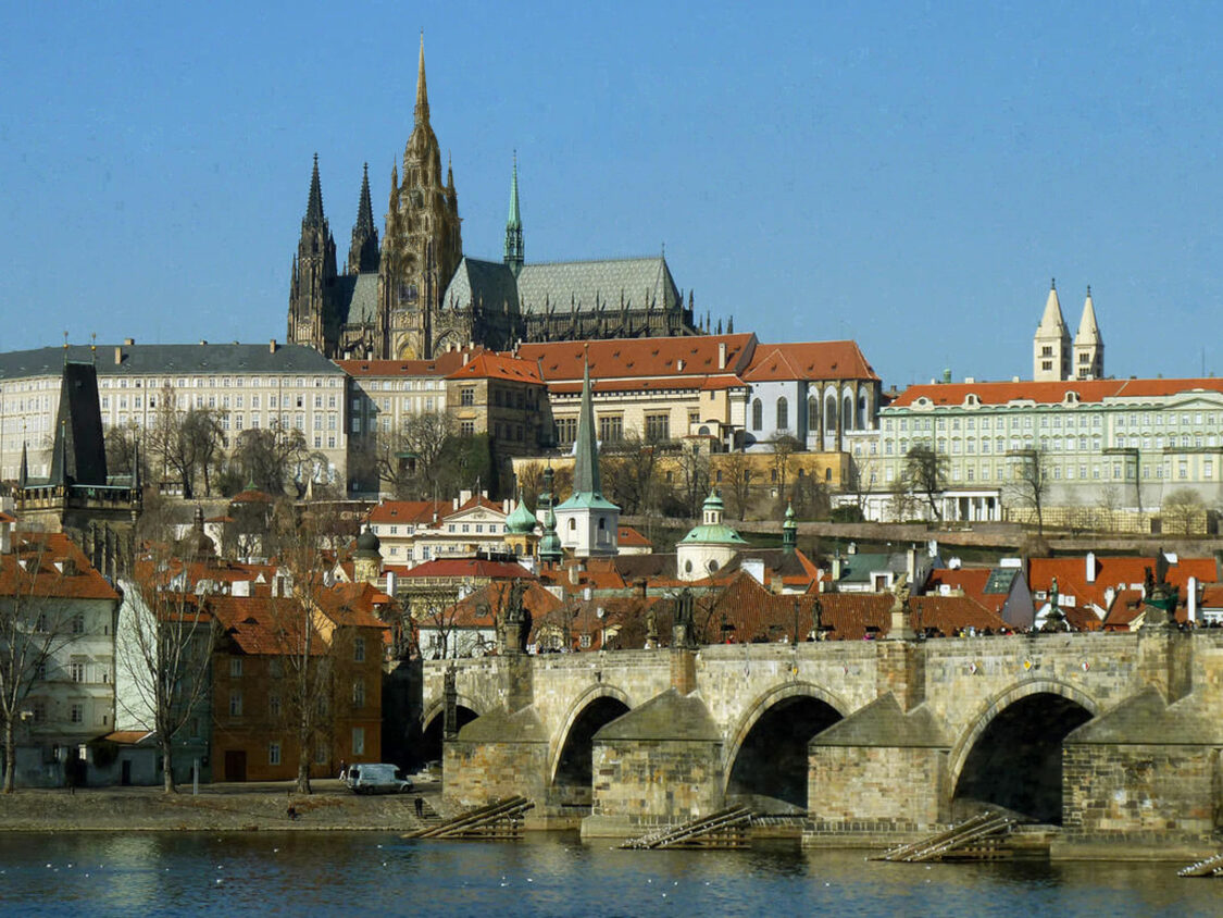 Prag. Farbabbildung des St. Veits Doms mit neuem Hauptturm