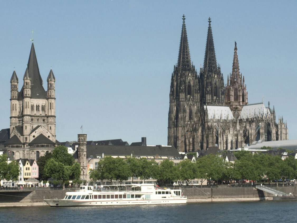 Rheinpanorama mit dem Dom und dem Vierungsturm