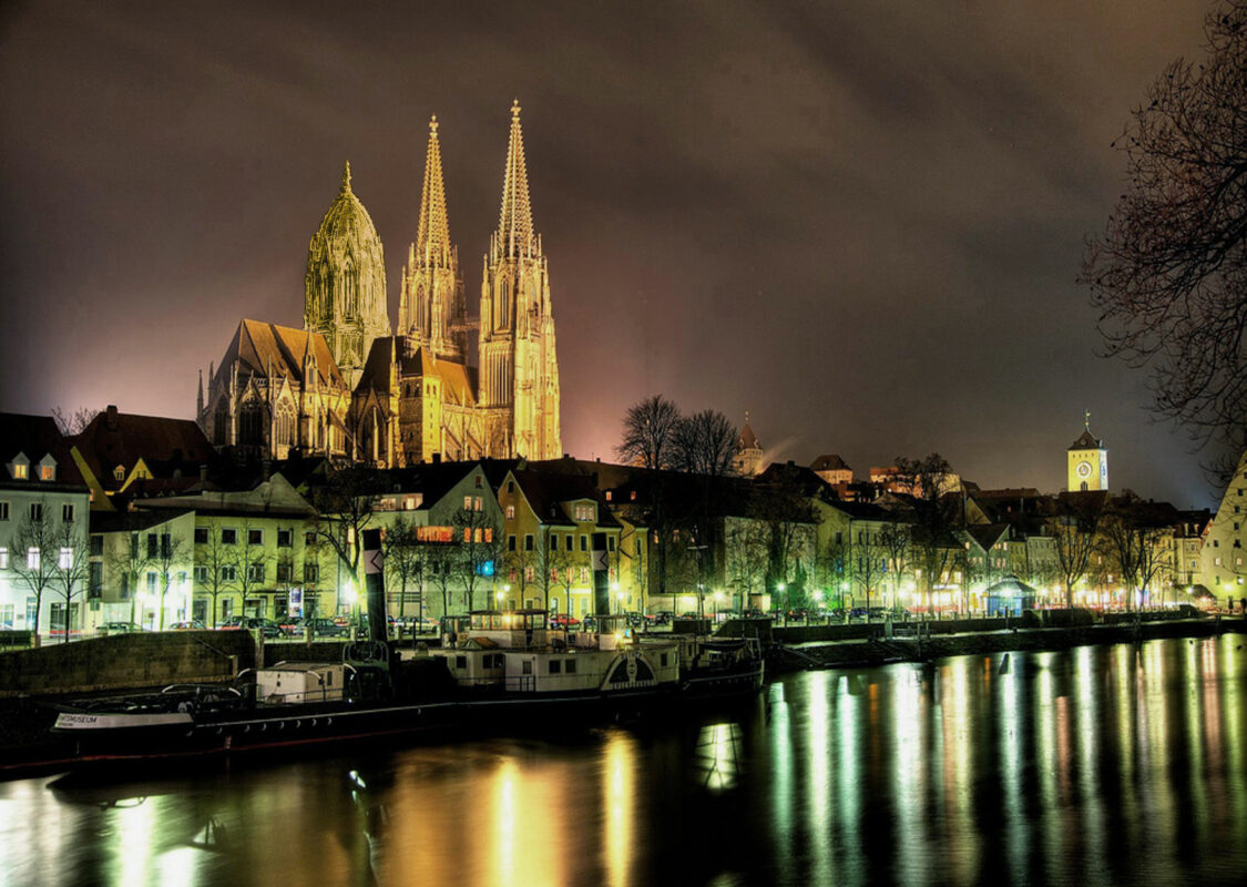 Regensburger Dom bei Nacht in Farbe