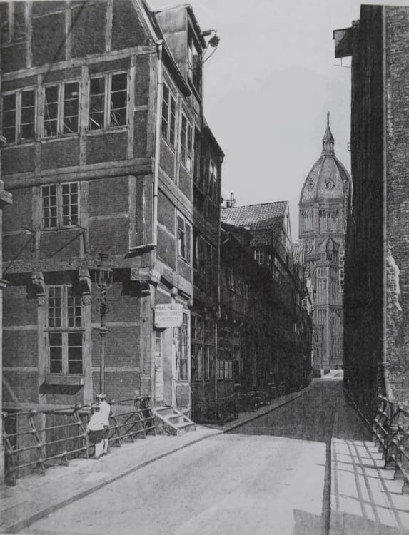 St. Nicolai nach Sempers Originalentwurf am Nikolaifleet von der Reichenbrücke aus gesehen.