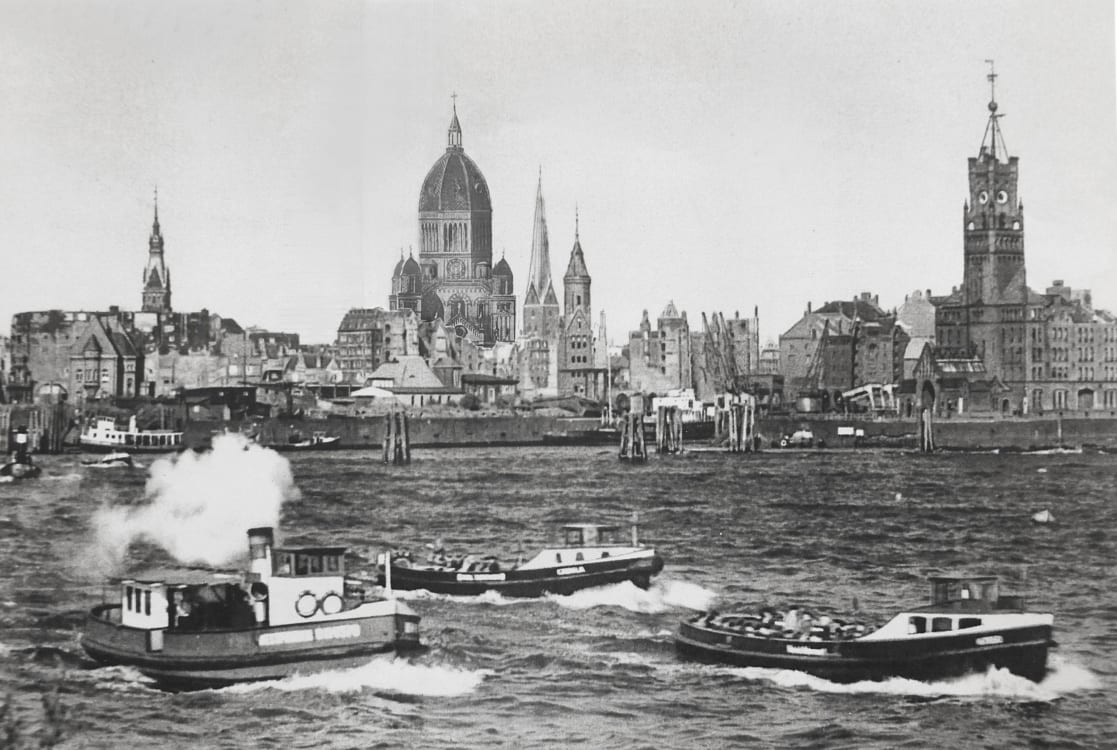 Hamburg. Ansicht der Stadt von Süden an der Wiederkehrspitze, dem heutigen Standort der neuen Elbphilharmonie. Im Hintergrund erscheint die Nicolaikirche Sempers.