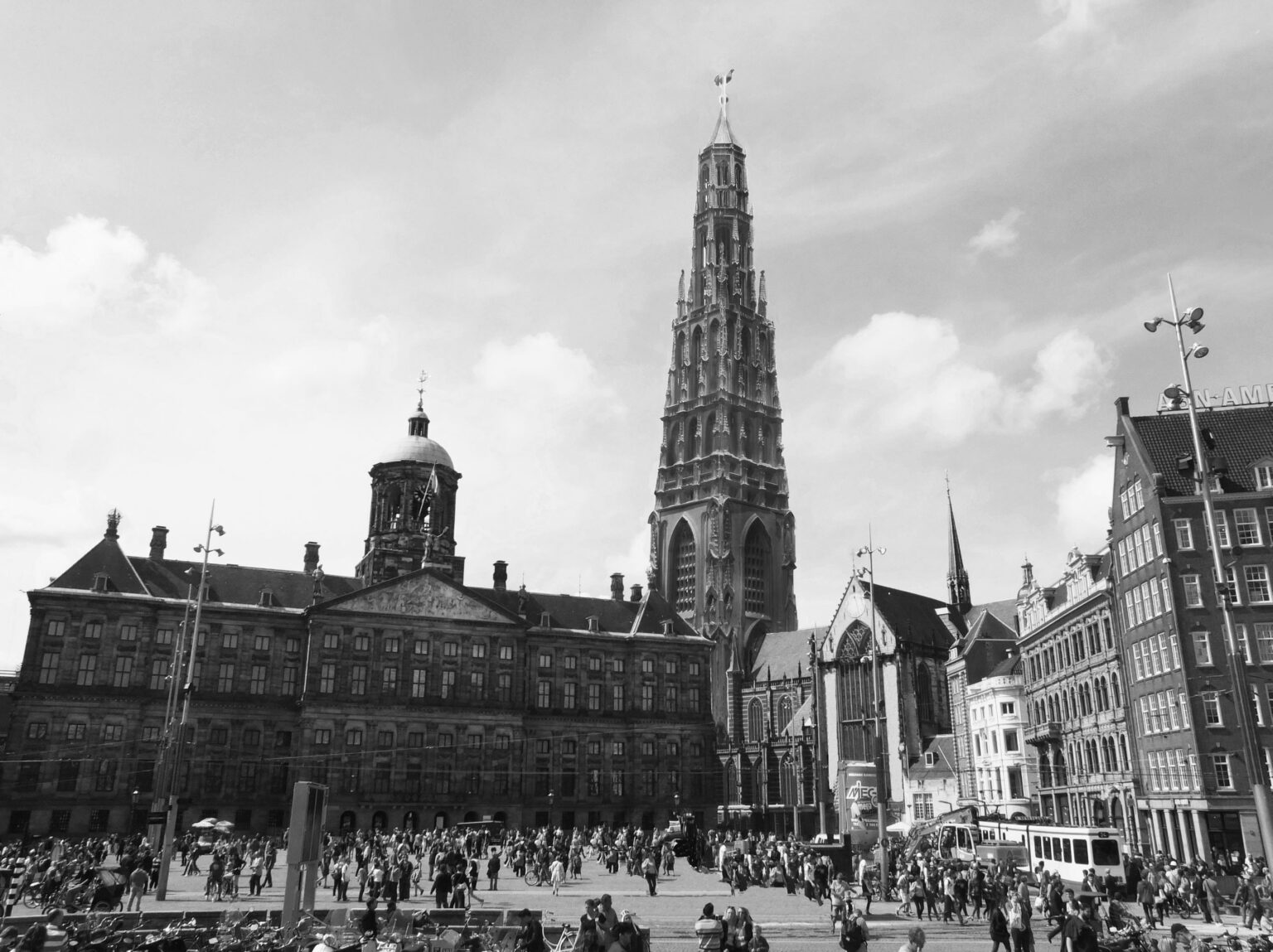 Der Turm der Neuen Kirche in der Version des vorhandenen Holzmodells. Einkopiert in die Sichtweite des Rathausplatzes.