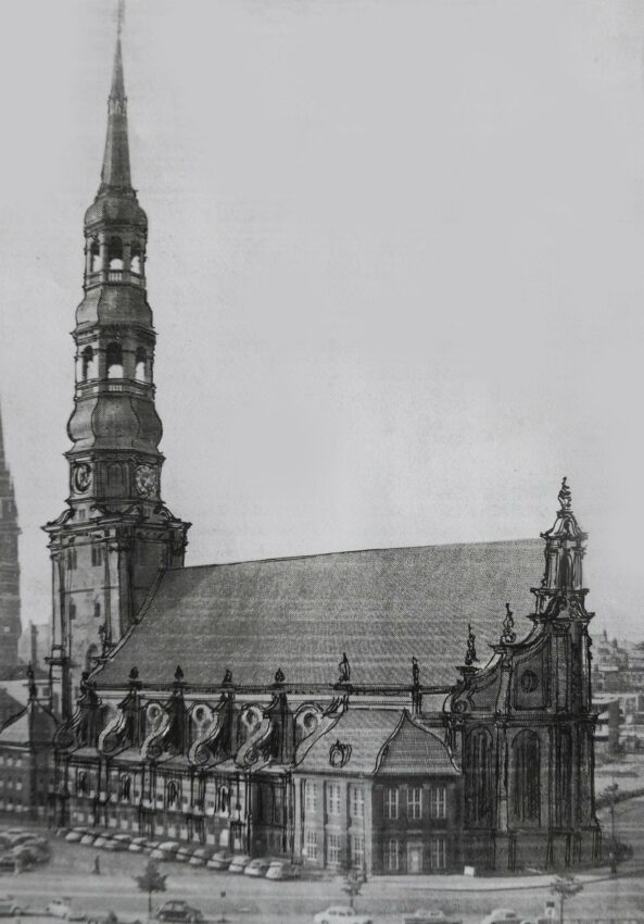 St. Katharinenkirche mit neubarocker Fassade und Strebestützen als Voluten.