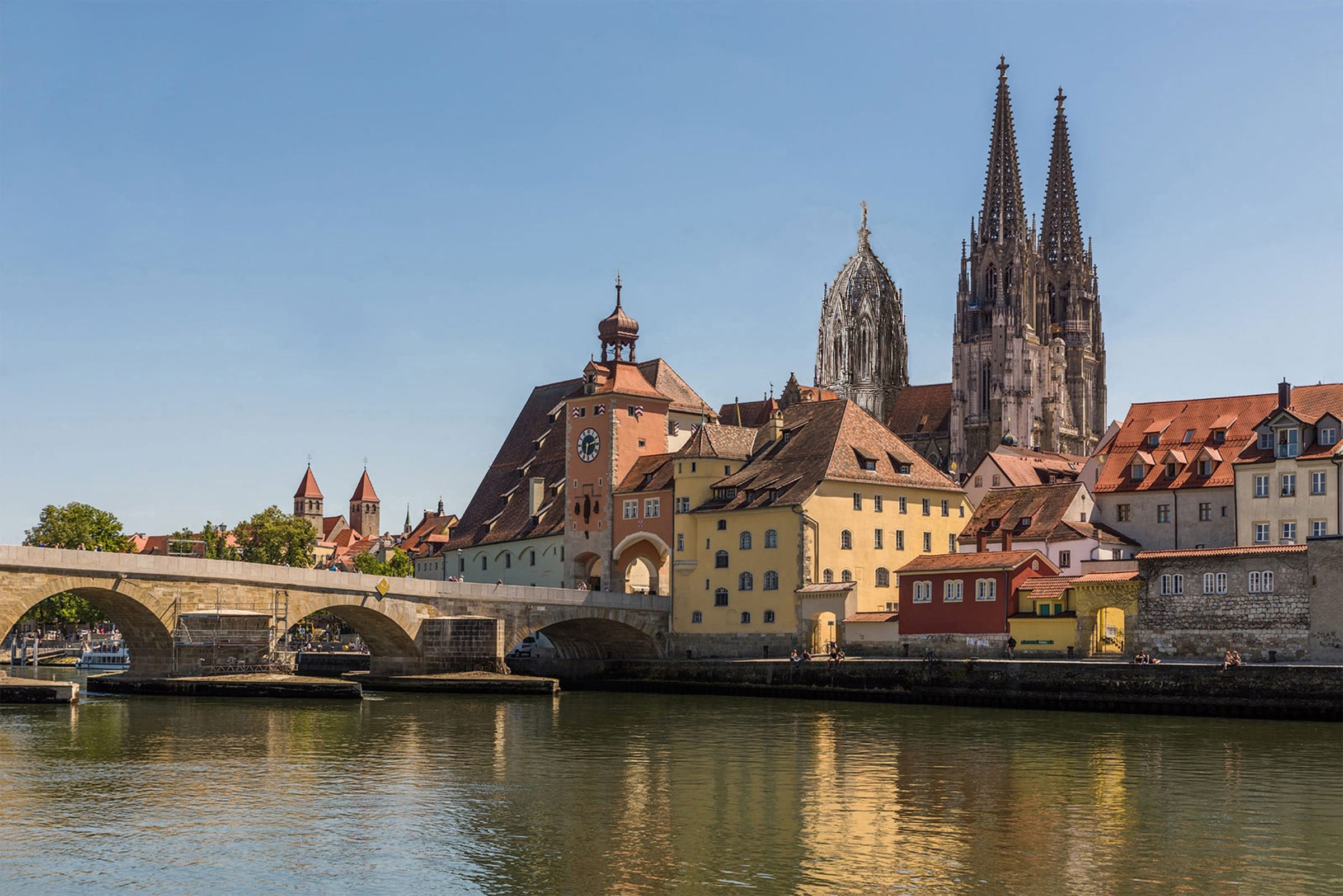 Regensburger Dom von der Donau gesehen in Farbe
