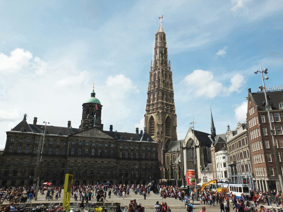 Neue Kirche mit Turm in Amsterdam in Farbe