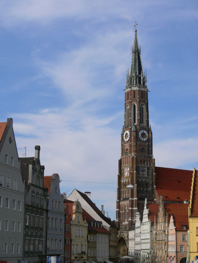 Der veränderte Turm von St. Martin in Landshut in Farbe