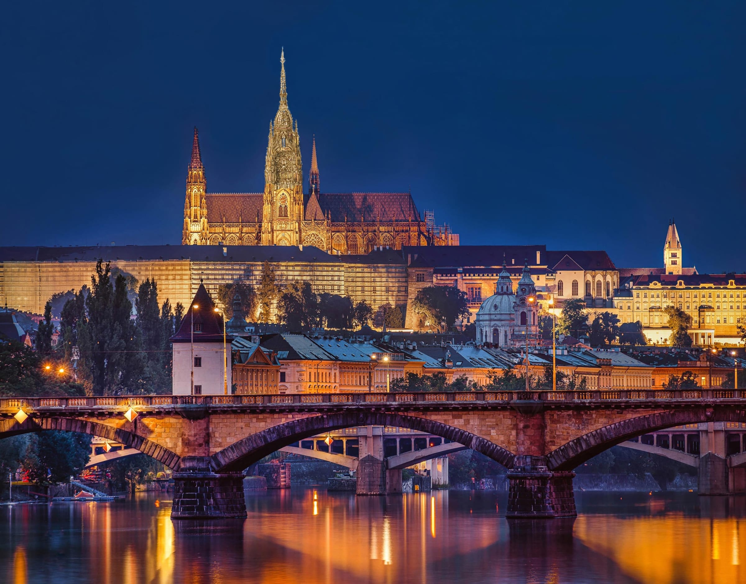 Prag: Veitsdom mit gotischem Turm bei Nacht in Farbe.