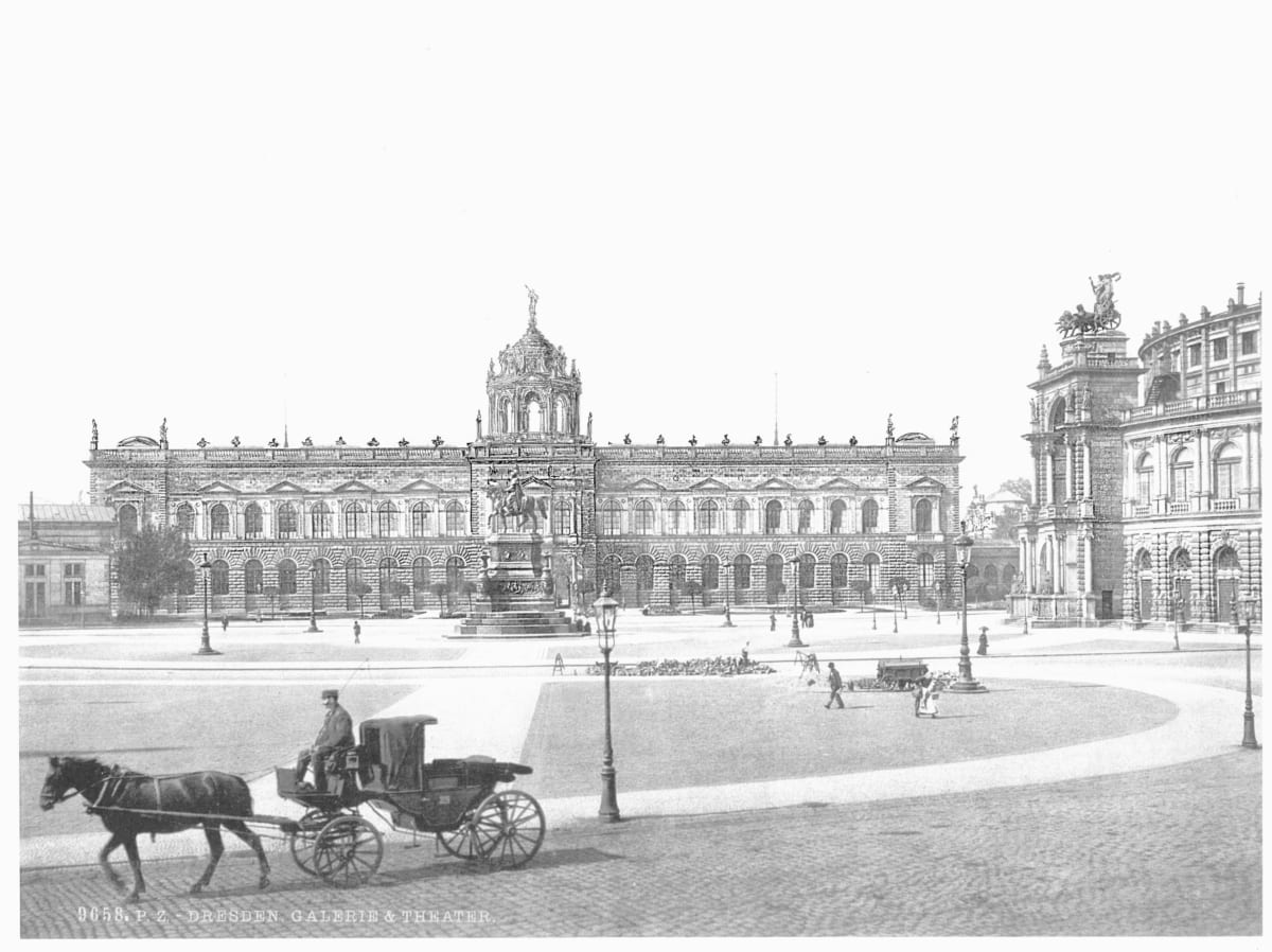 Dresden. Sempers Galerie mit Kuppel in Form eines Tempiettos.