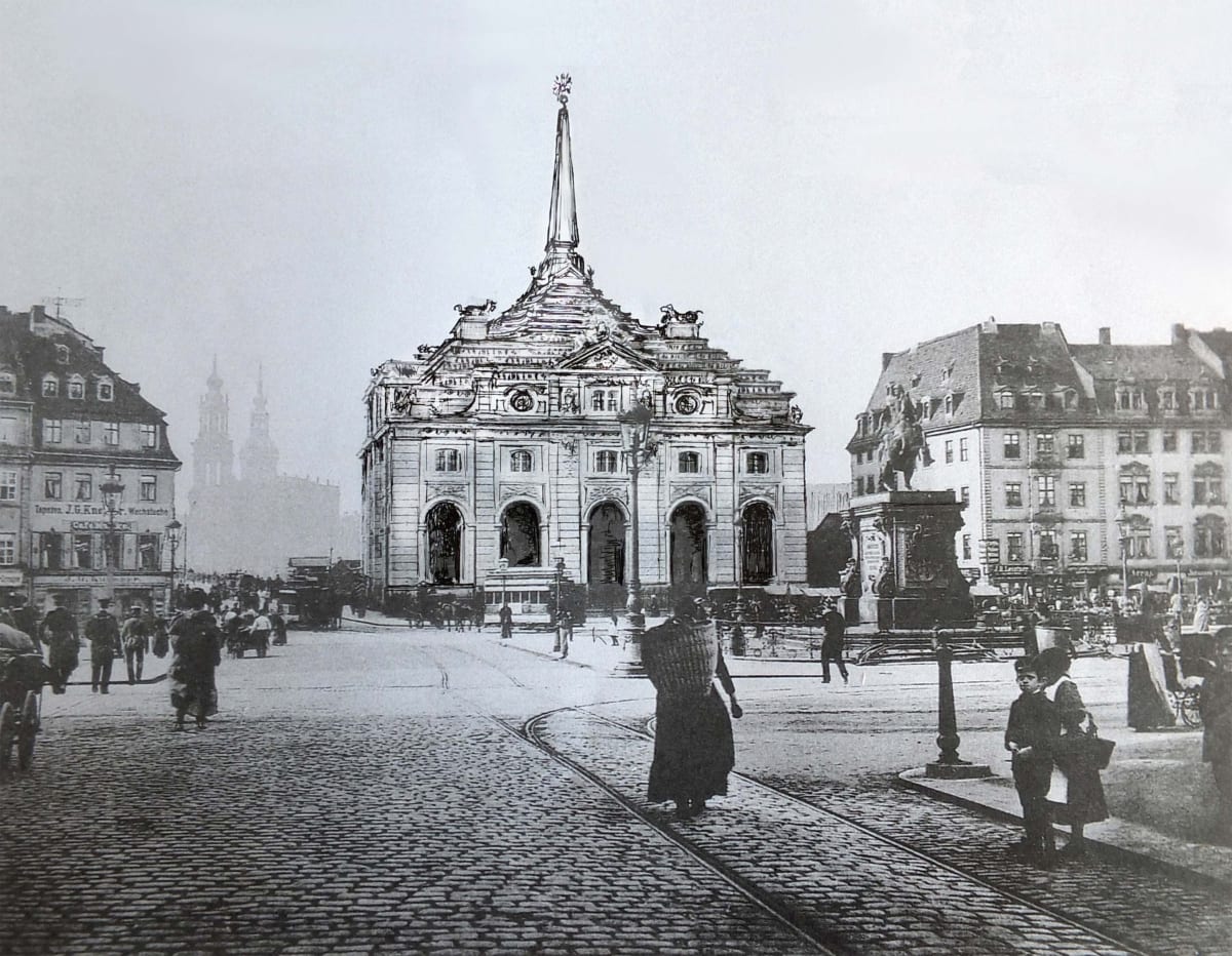 Dresden. Neustädter Blockhaus mit Dachpyramide.
