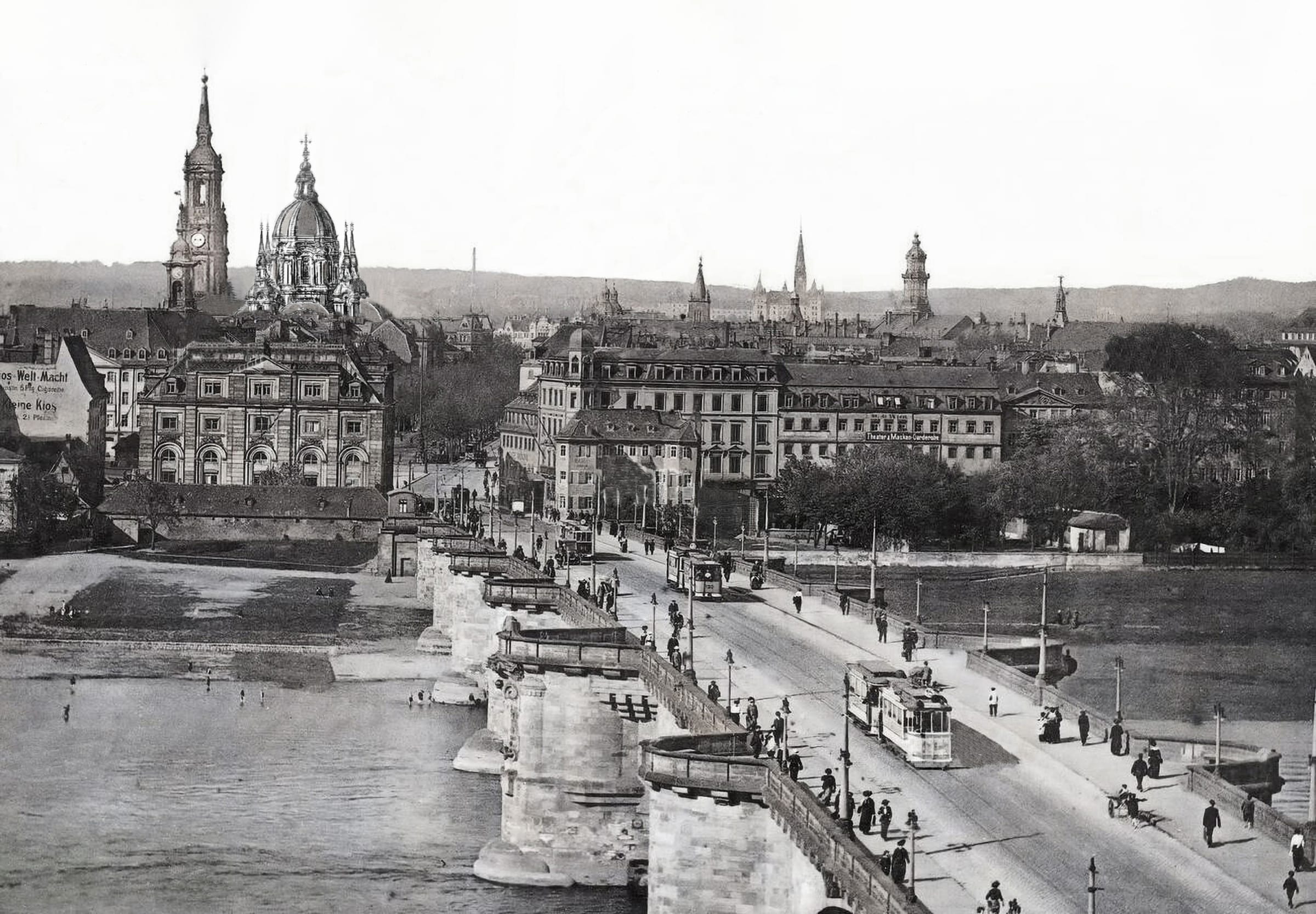 Dresden. Neustadt. Dreikönigskirche vom Theaterplatz gesehen.