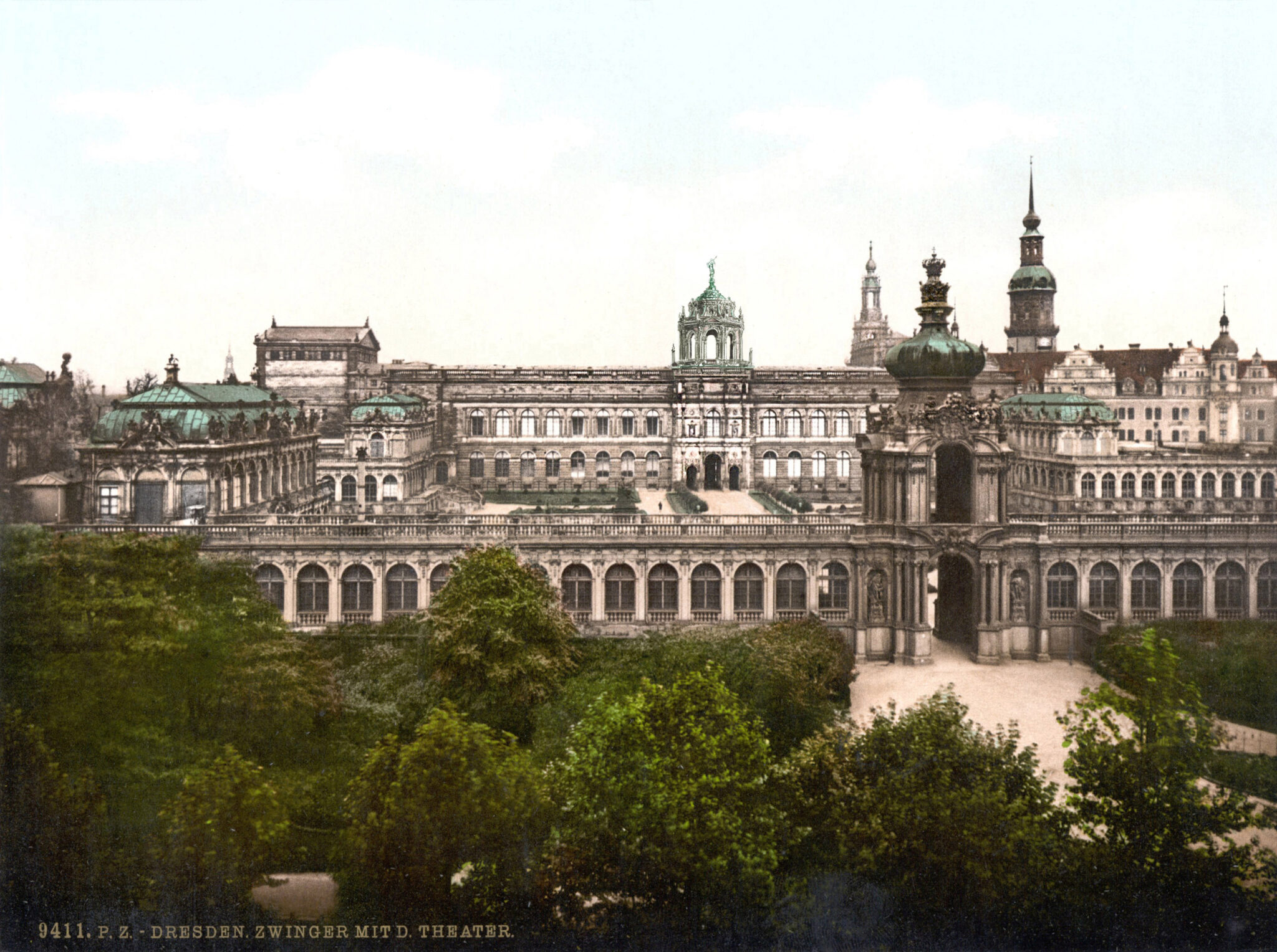 Das Sempersche Museum mit einer erhöhten offenen Kuppel