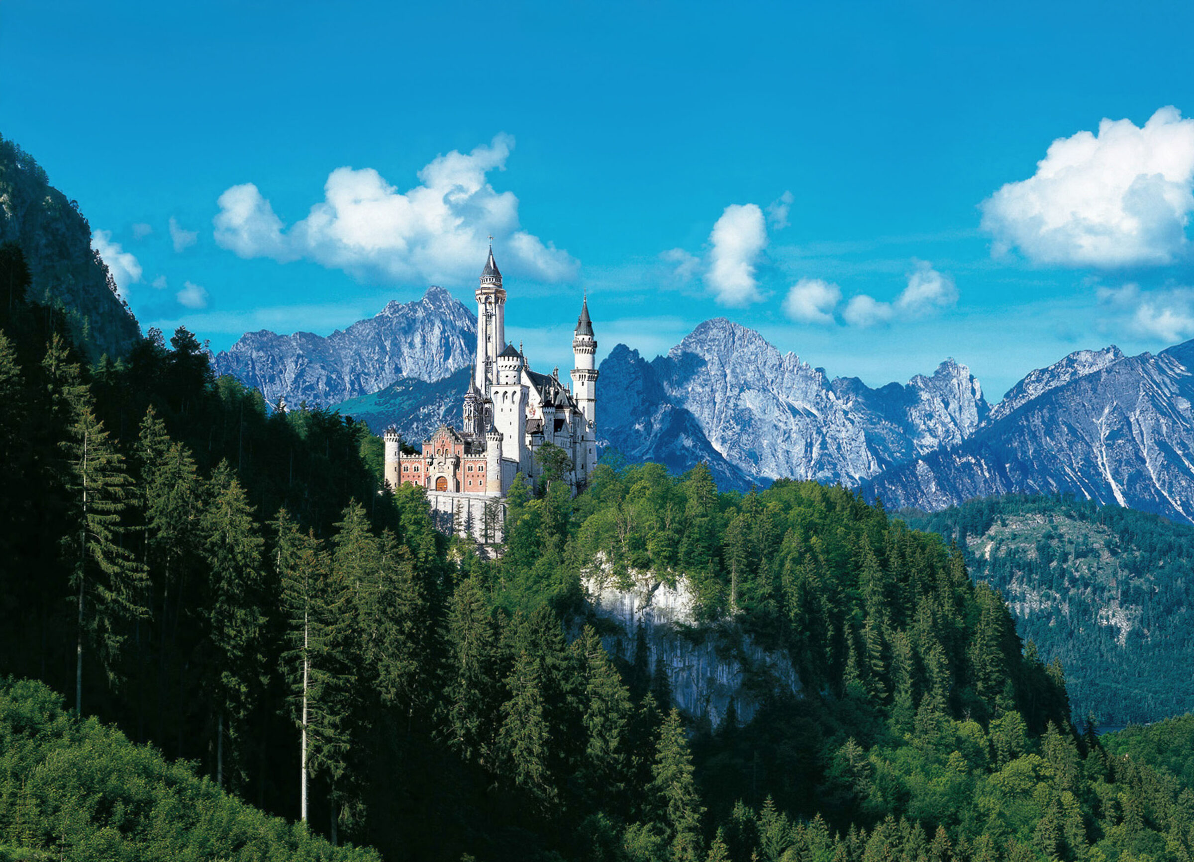 Schloss Neuschwanstein von Osten mit hohem Turm