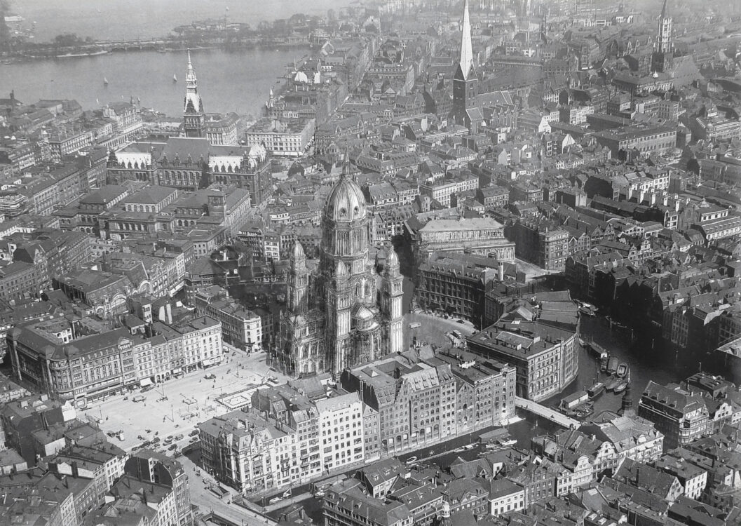 St. Nikolai zwischen Nicolaifleet und Cremon aus der Luftperspektive.