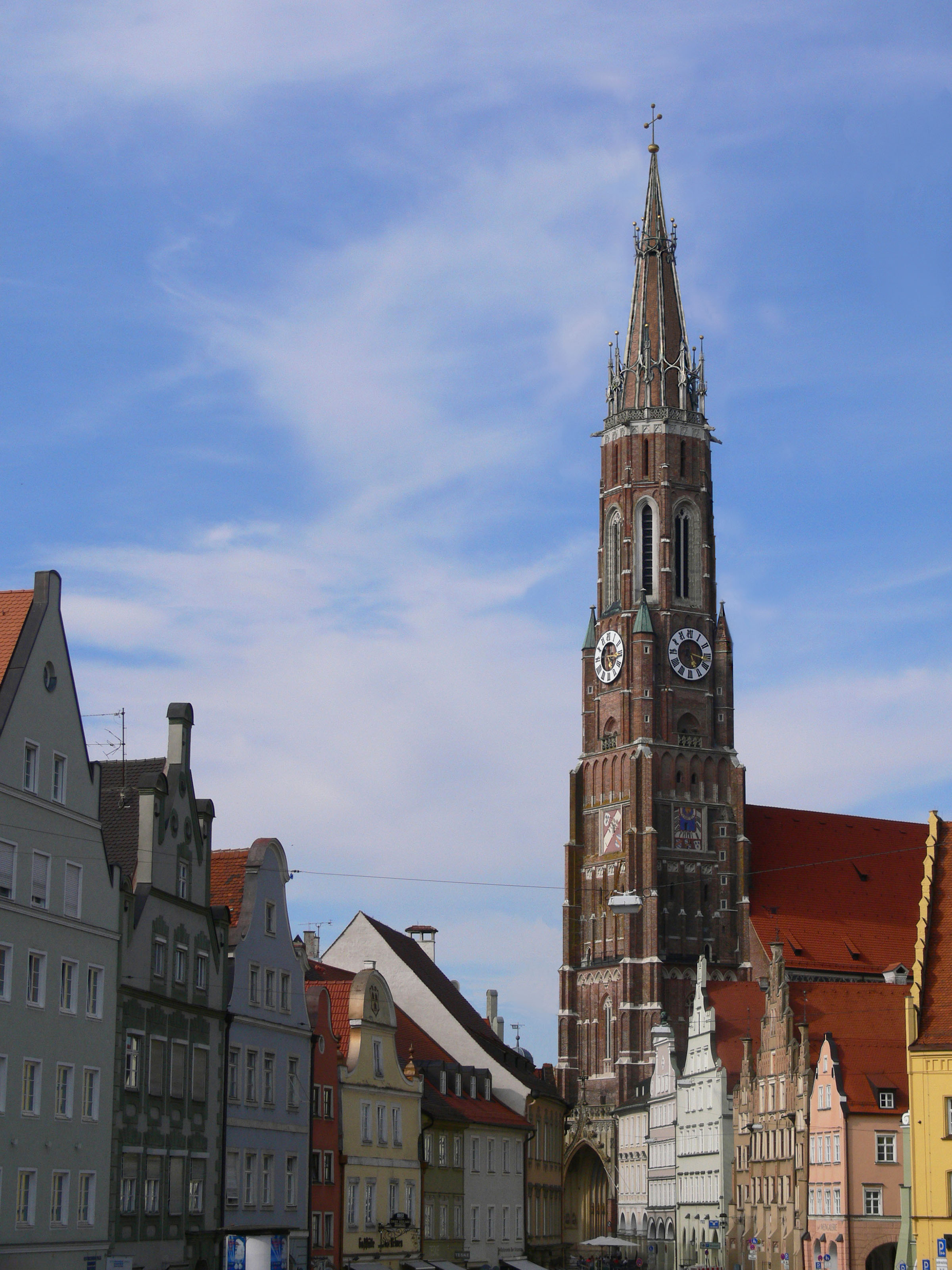 Der veränderte Turm von St. Martin in Landshut in Farbe