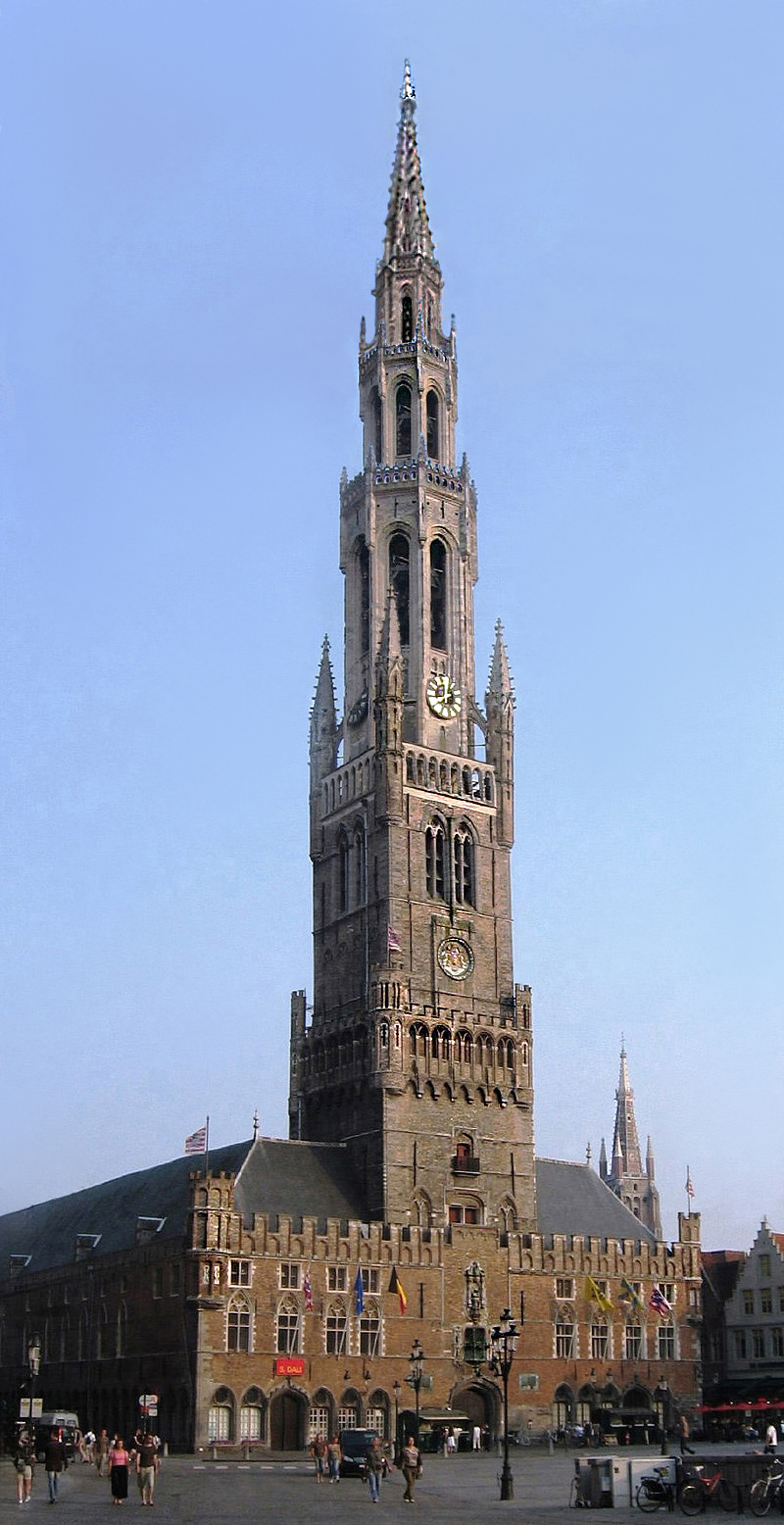 Erhöhter Belfried von Brügge mit Spitzhelm