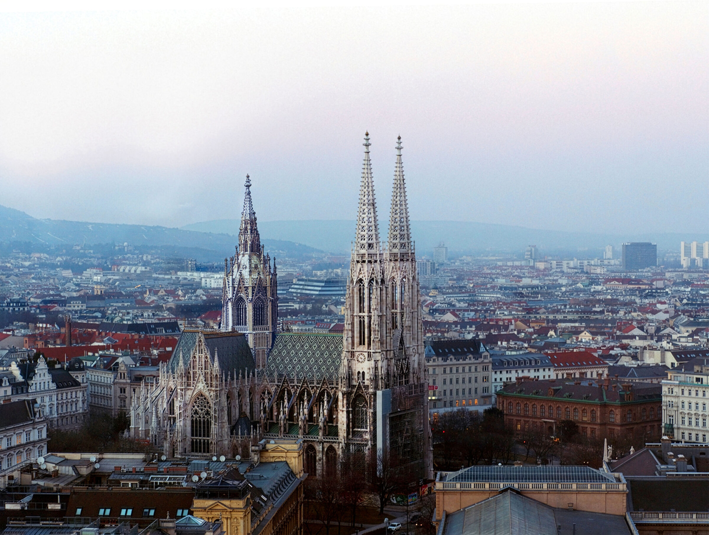 Votivkirche im Stadtbild mit Vierungsturm