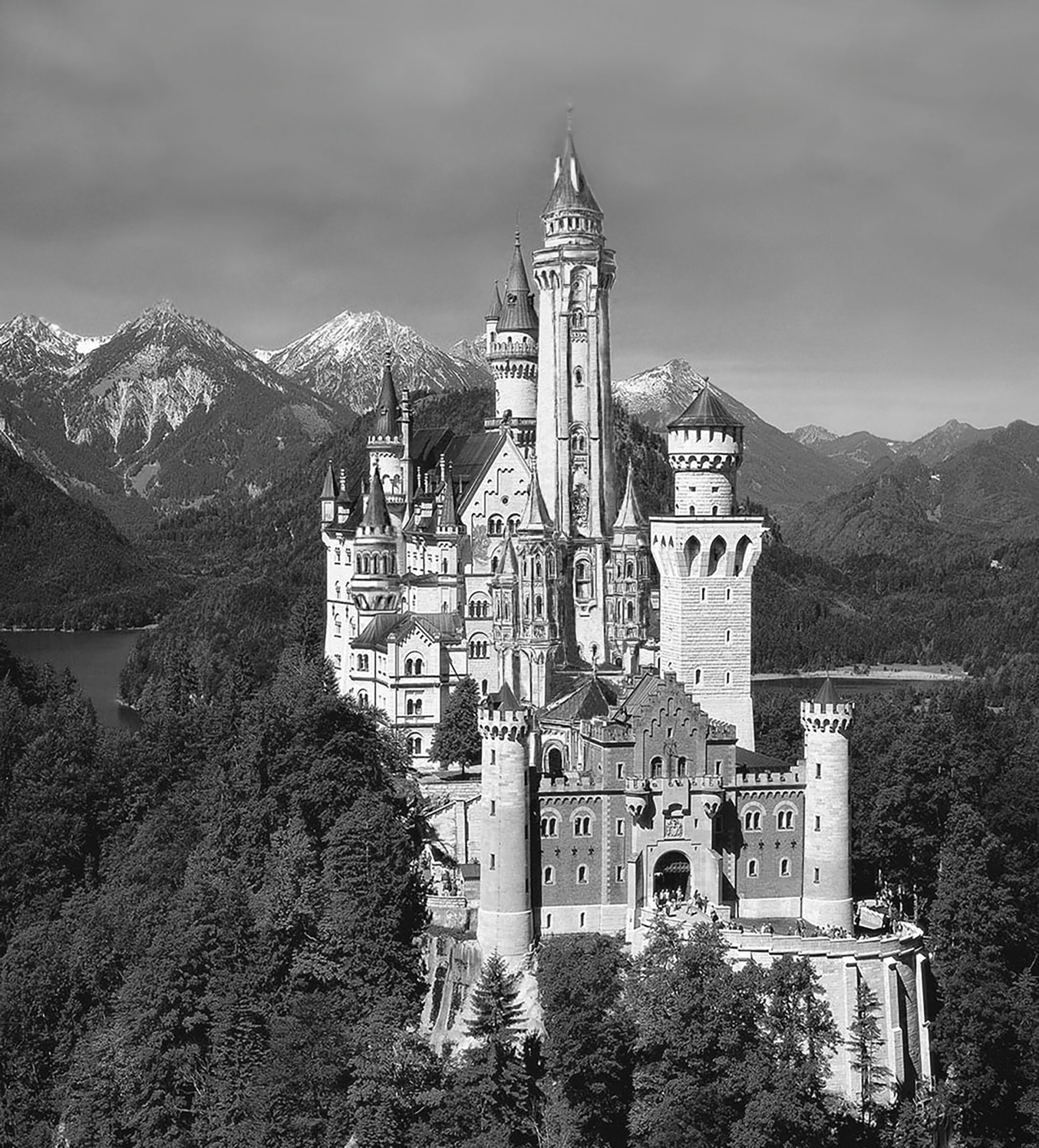 Schloss Neuschwanstein von Südosten mit hohem Turm