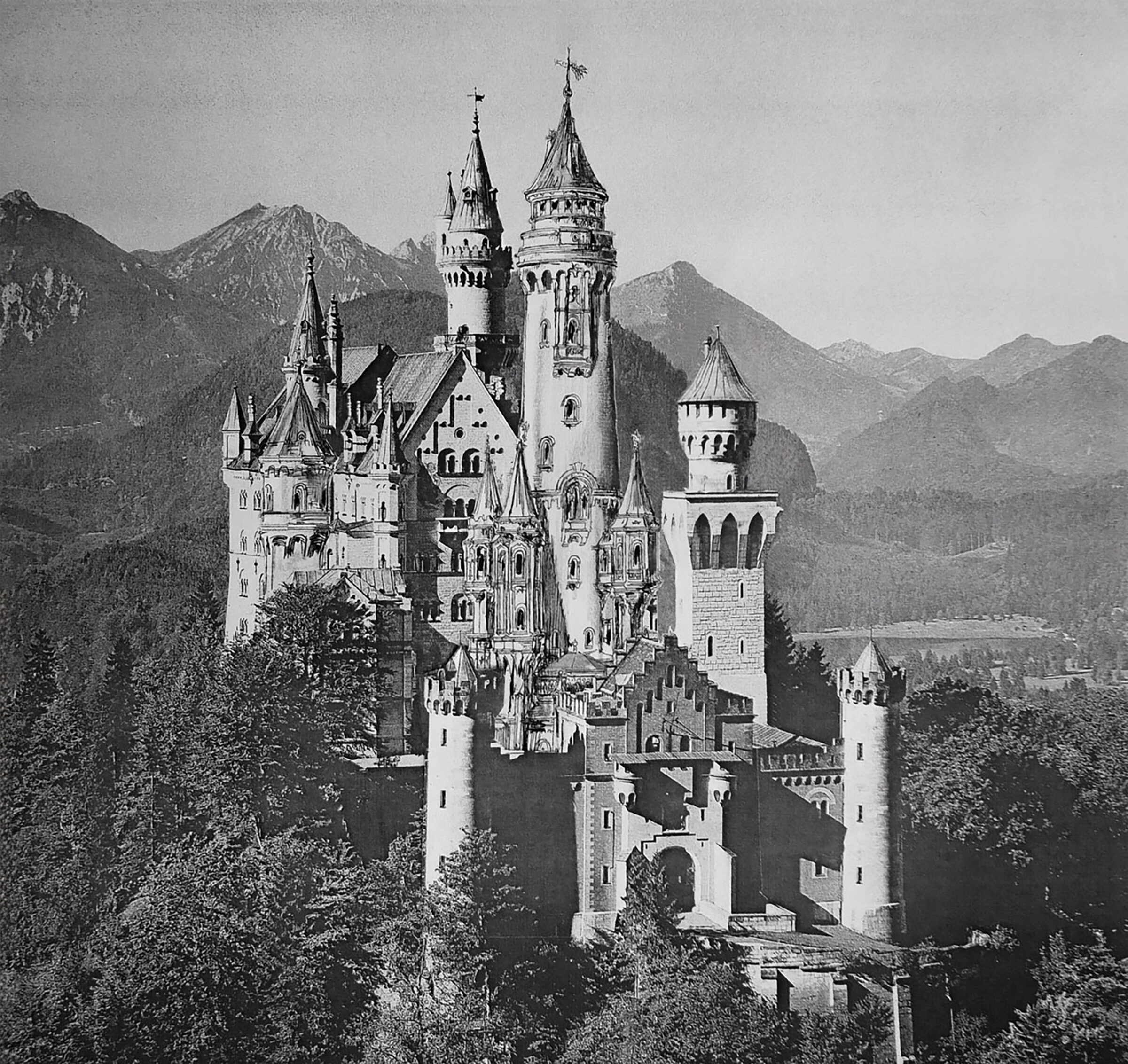 Schloss Neuschwanstein von Südosten mit mittelhohem Turm
