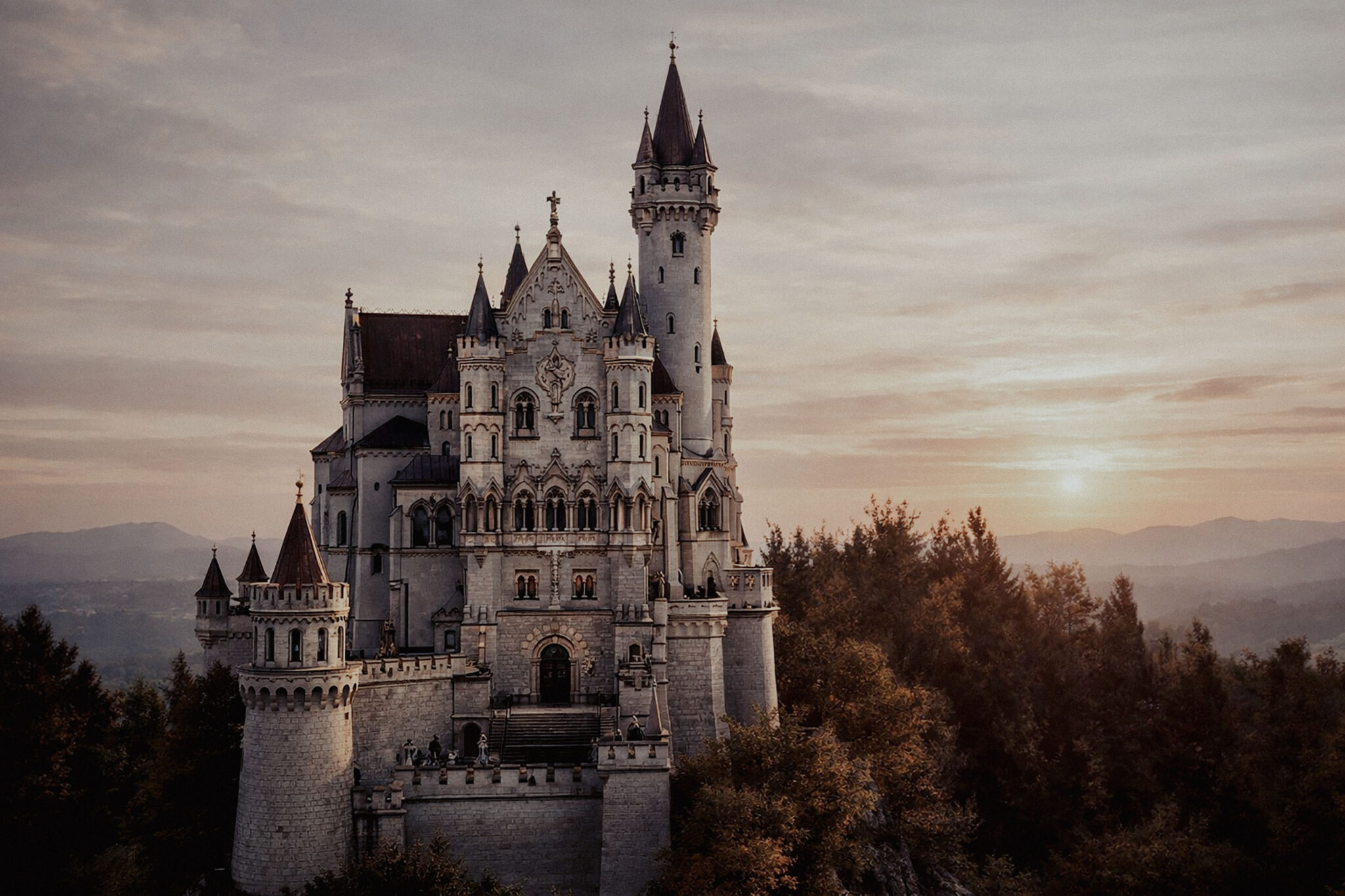 Farbiges Schloss Falkenstein in der Abenddämmerung