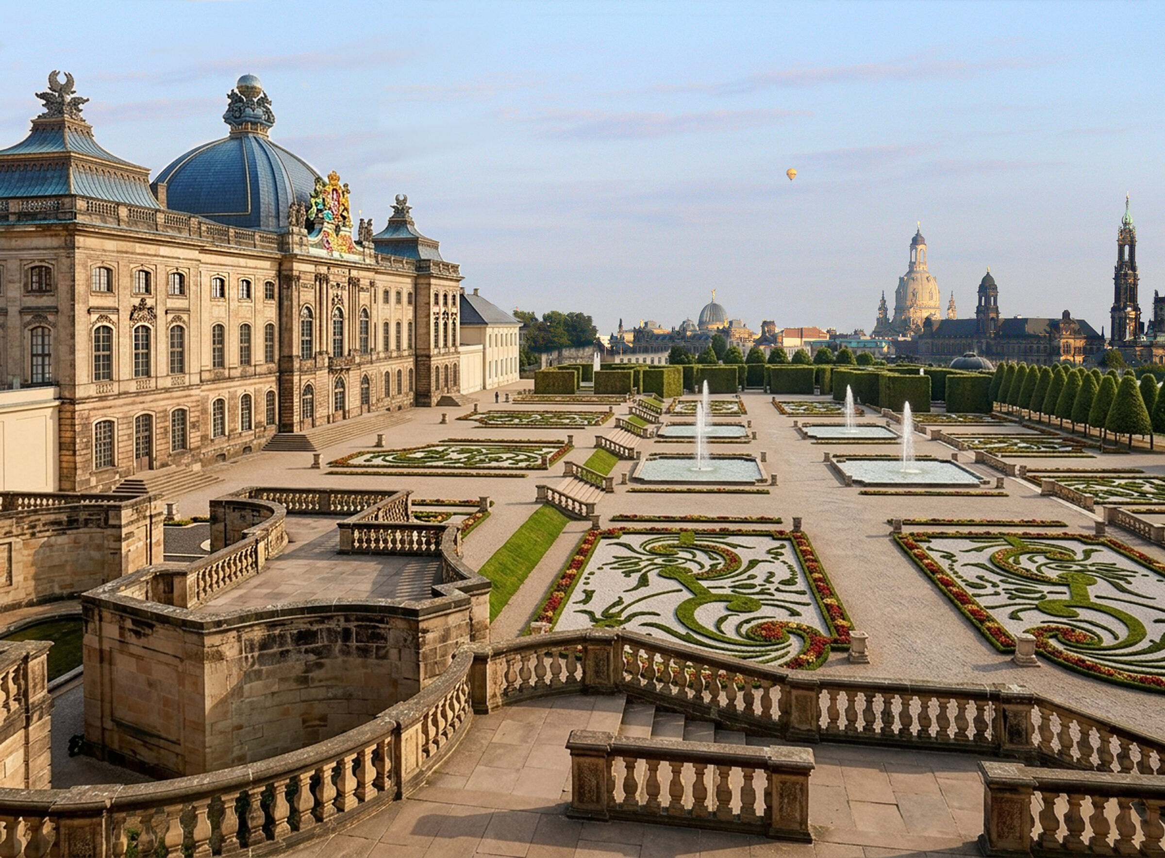 Ansicht aus dem Garten des Japanischen Palais in barocker Gestalt auf die Silhouette Dresdens. Auch das Palais wurde re-barockisiert mit vergoldeten Dächern