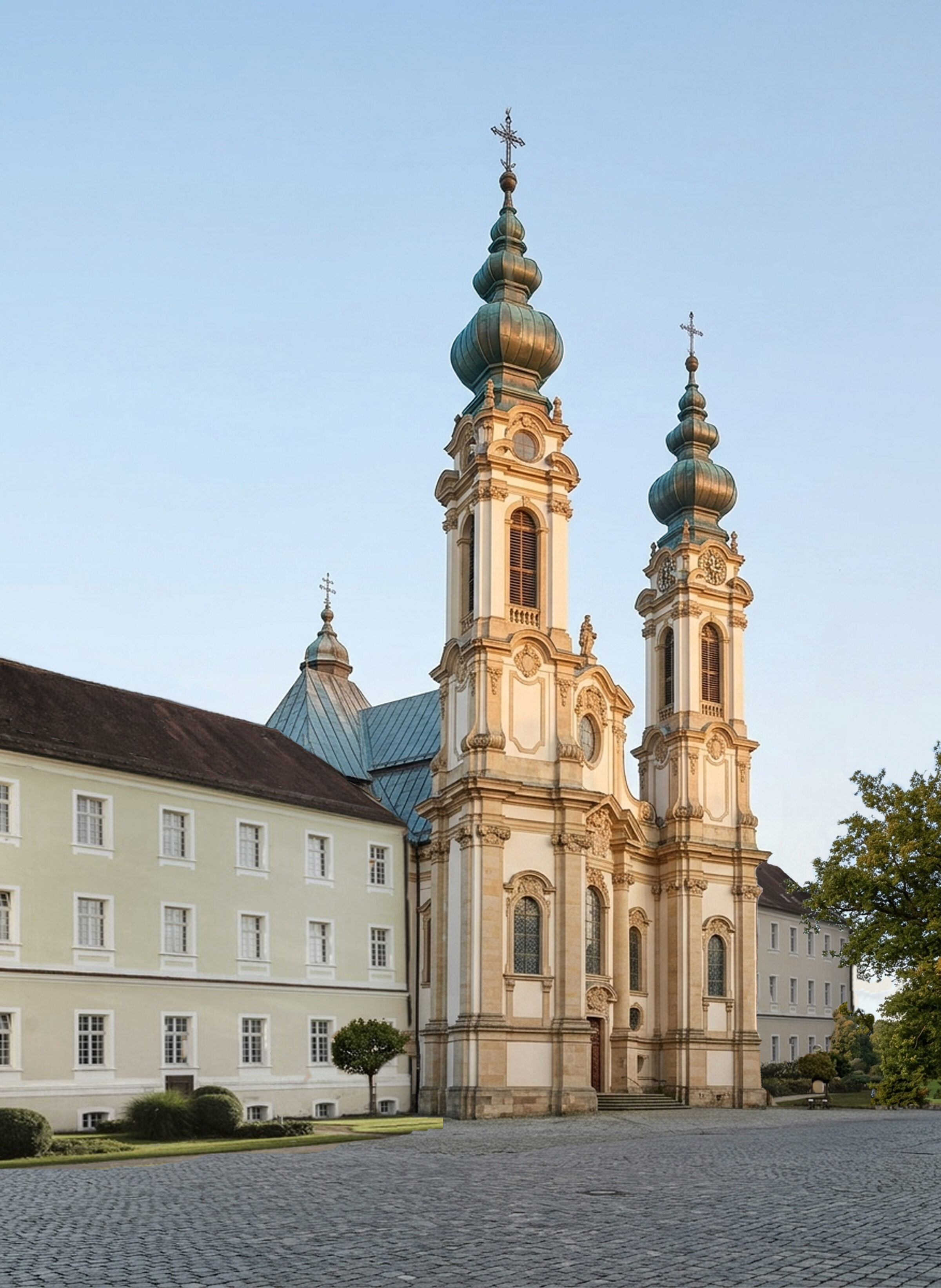 Die neue Kirche am Gasteig mit Nebengebäuden